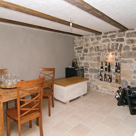 3 Bedroom Lovely In Appartement Omiš