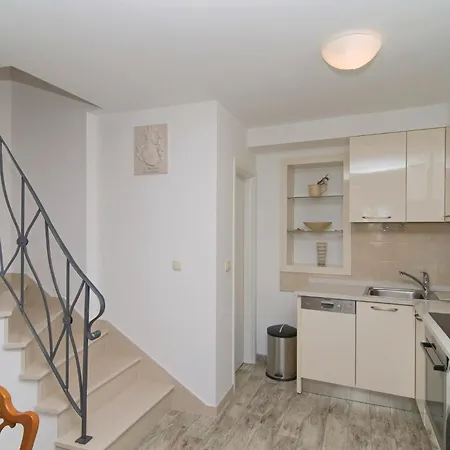 3 Bedroom Lovely In Apartman Omis