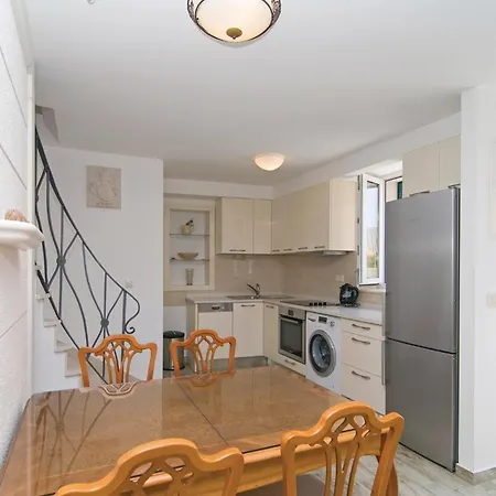 3 Bedroom Lovely In Apartman Omis